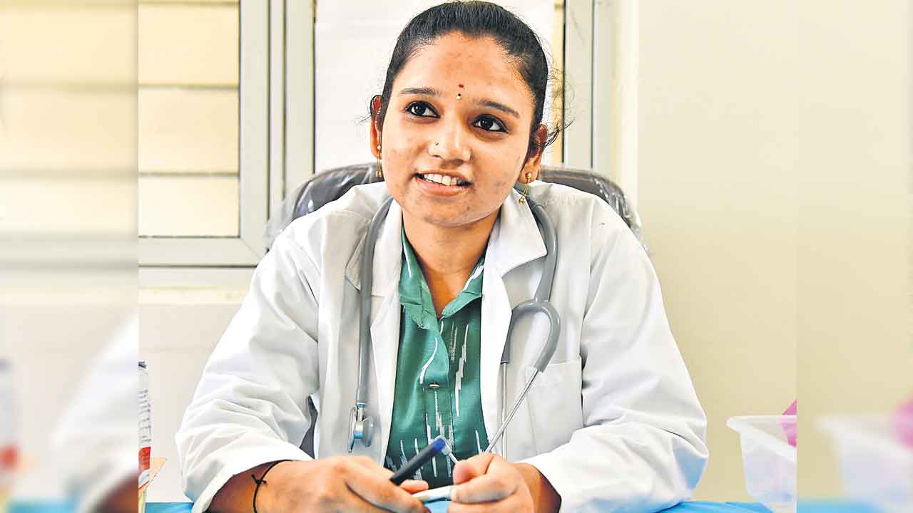 Police Kistaiah | పోలీసు కిష్టయ్య కుమార్తెకు మెడిసిన్‌ పీజీలో సీటు.. 24 లక్షల ఫీజు చెల్లించిన ముఖ్యమంత్రి కేసీఆర్‌