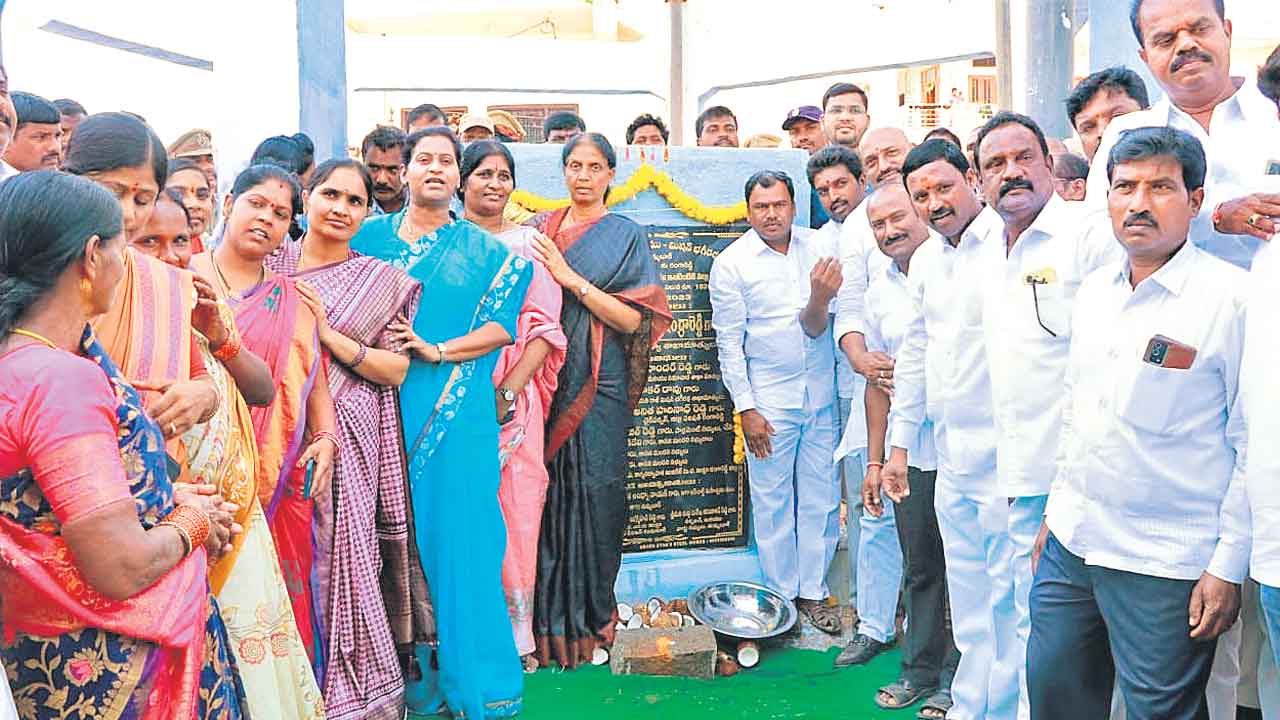 చీకట్లు మిగిల్చే కాంగ్రెస్‌ కావాలా.?వెలుగులు నింపే బీఆర్‌ఎస్‌ కావాలా..?