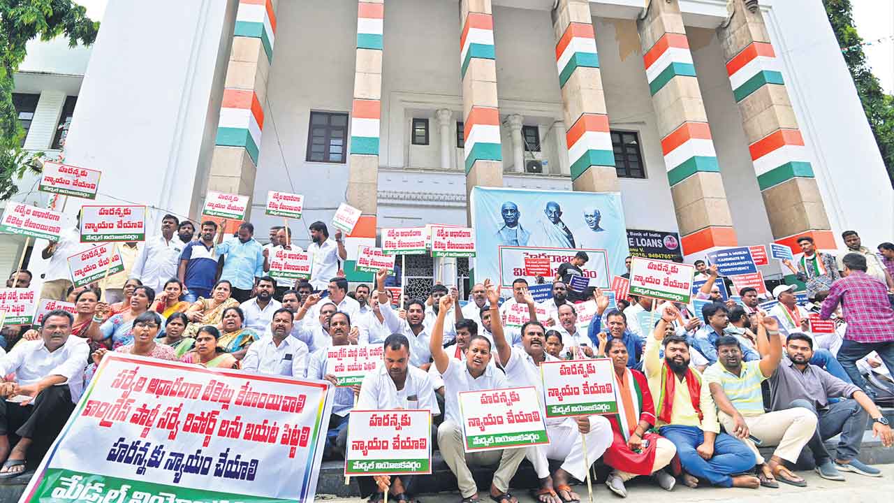 రేవంత్‌కో హఠావో..నినాదాలతో దద్దరిల్లిన గాంధీ భవన్‌