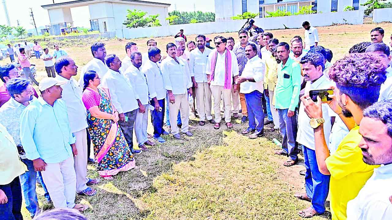 రేవంత్‌రెడ్డి ఒక బ్రోకర్‌, చీటర్‌