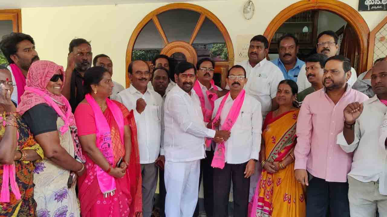 అభివృద్ధి ప్రదాతకు అండగా ఉందాం