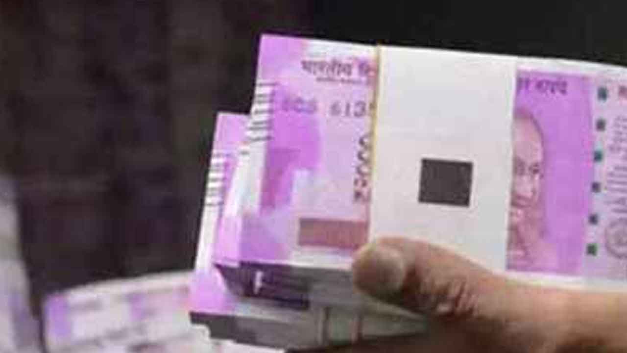 యూకేలో ఉద్యోగాల పేరిట 2.2 కోట్ల మోసం