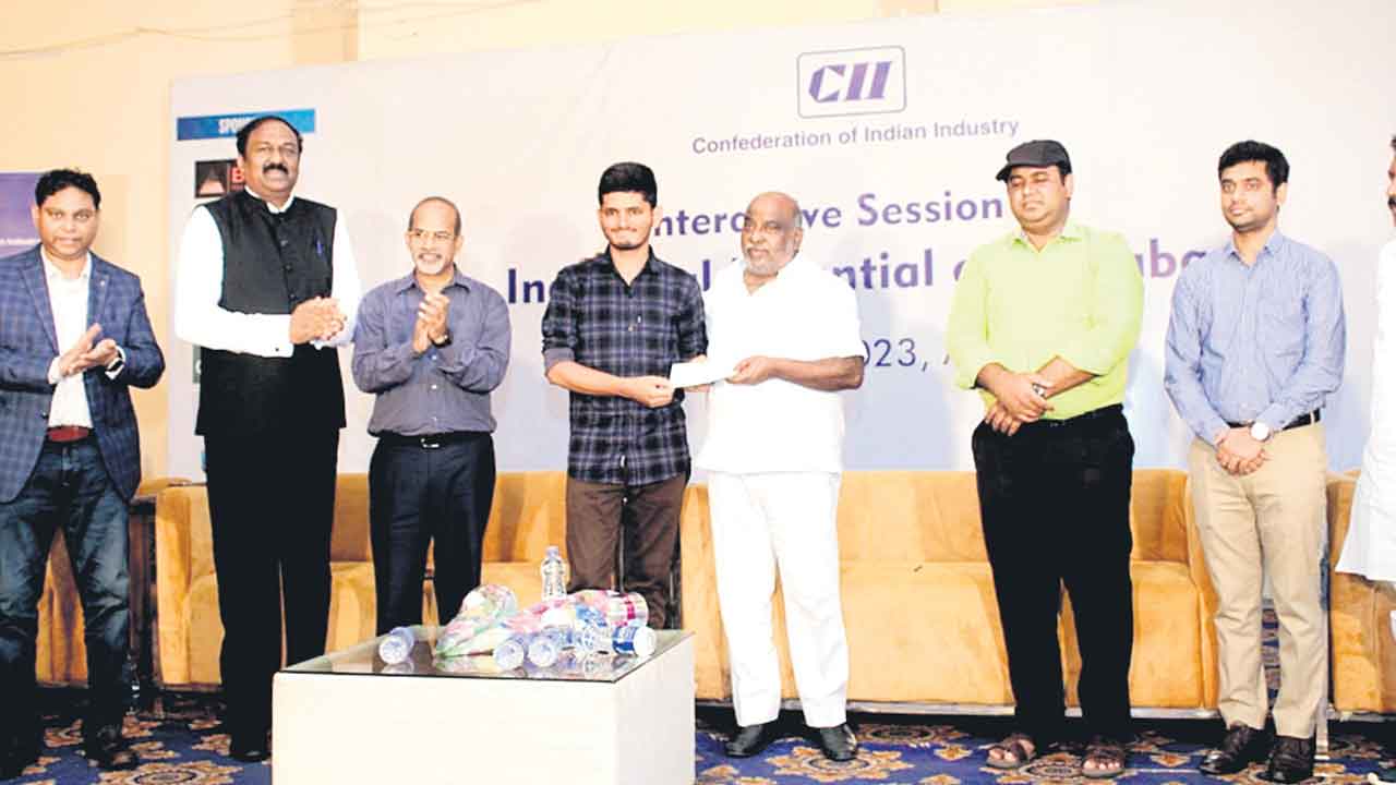 పరిశ్రమల ఏర్పాటుకు పుష్కలమైన అవకాశాలు