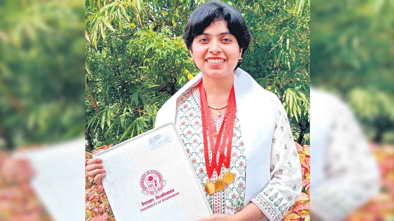 యూవోహెచ్‌ విద్యార్థినికి ఎంఏలో 3 గోల్డ్‌ మెడల్స్‌