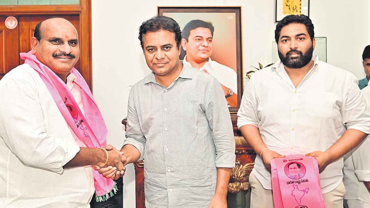 మెదక్‌ డీసీసీ అధ్యక్షుడు బీఆర్‌ఎస్‌లోకి