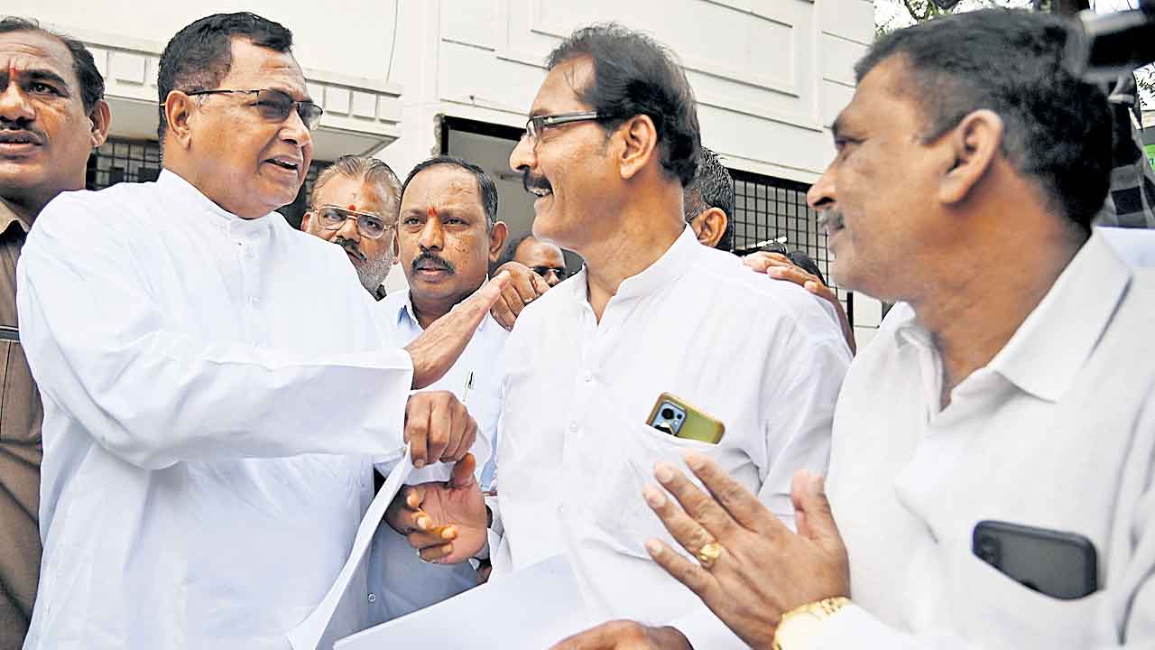 Congress | కాంగ్రెస్‌ నేతలు ఢిల్లీకి గులాములు..! అధిష్ఠానం ఆదేశాలతో హైదరాబాద్‌-హస్తినకు అప్‌ అండ్‌ డౌన్‌ చేస్తున్న రాష్ట్ర నాయకులు