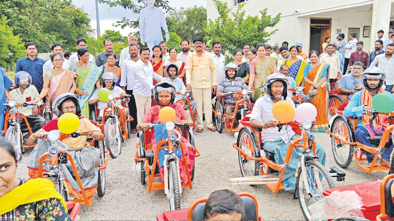 కాంగ్రెస్‌ మోసపూరిత హామీలను నమ్మొద్దు