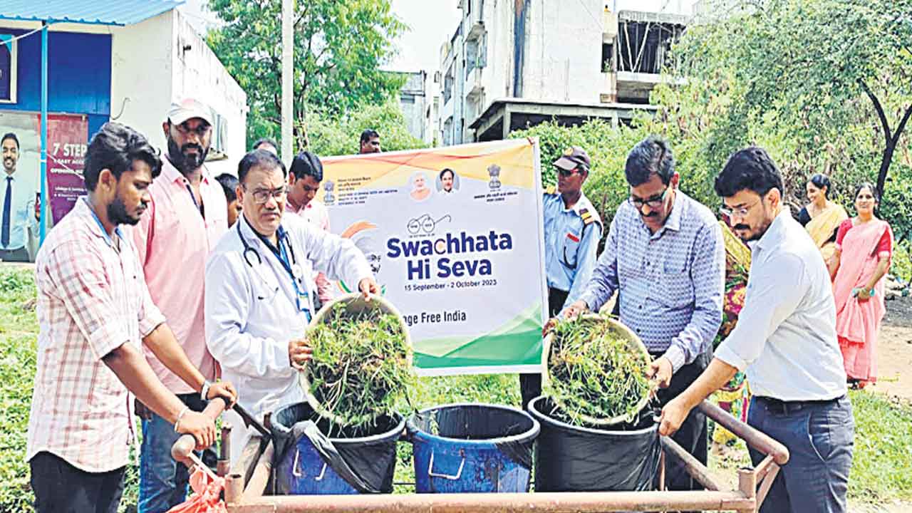 పరిసరాల శుభ్రత అందరి బాధ్యత