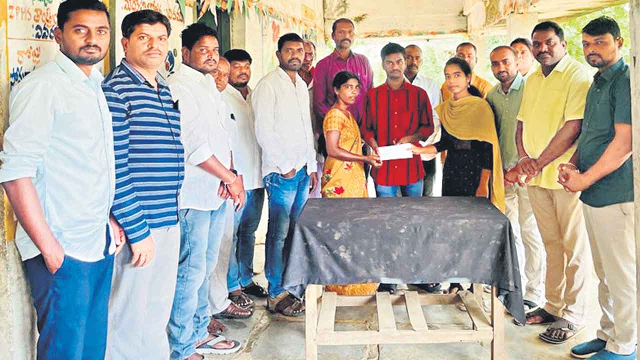 నిరుపేద విద్యార్థికి రుద్ర రచన సాయం