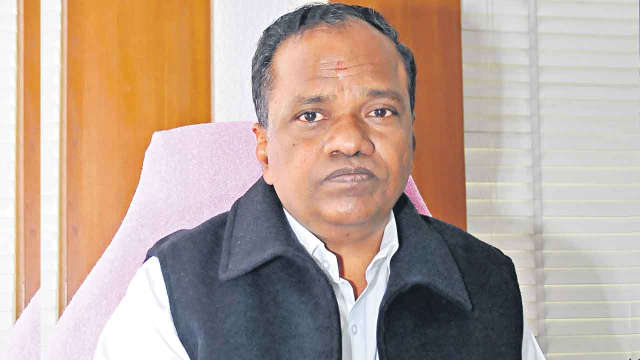 ఢిల్లీలో అవార్డులిచ్చి..గల్లీలో తిట్టుడేంది?