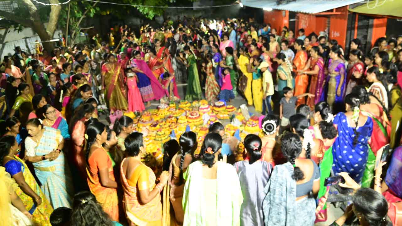 బంగారు బతుకమ్మ అందంగా మురిసె