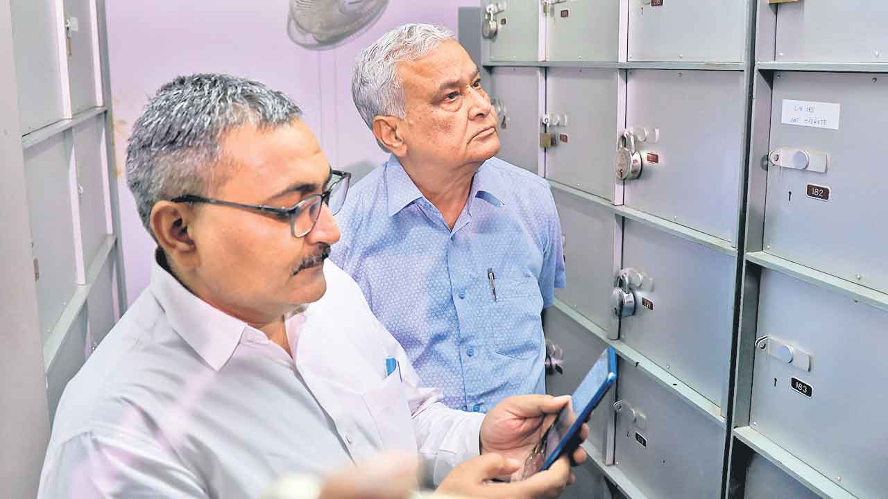 లాకర్లలో 500 కోట్లు