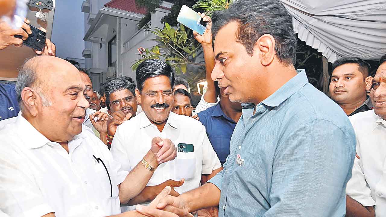 BRS | పార్టీలు ఏవైనా.. నేతలు ఎవరైనా కేసీఆర్‌తో కలిసి రావాల్సిందే.. ఇప్పటివరకు బీఆర్‌ఎస్‌లో విలీనమైన పార్టీలు, ప్రముఖులు వీళ్లే!