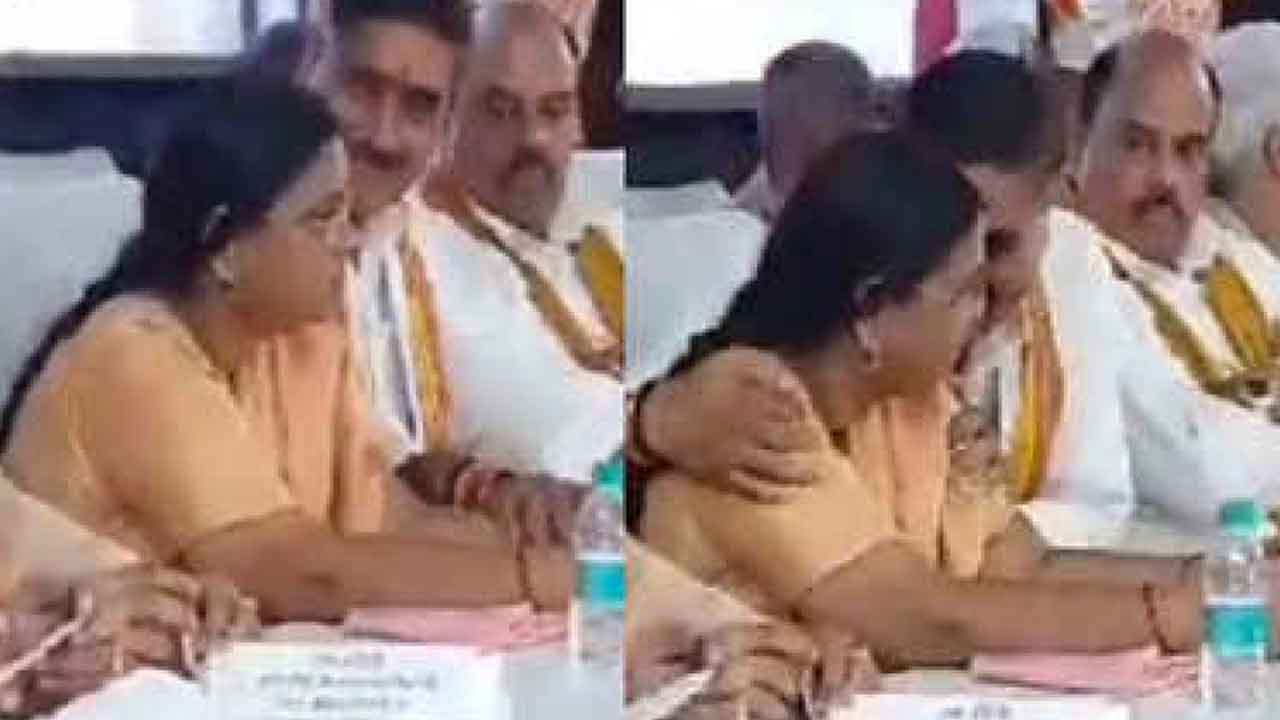 మహిళా ఎమ్మెల్యేపై చేతులు వేసిన బీజేపీ ఎంపీ