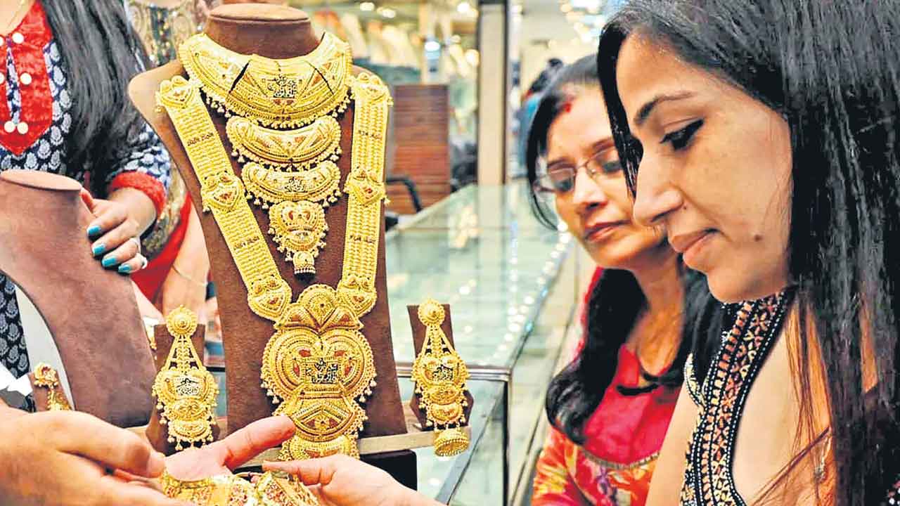Gold Price | రెండు నెలల కనిష్ఠానికి బంగారం ధర.. కొనాలా? ఆగాలా?