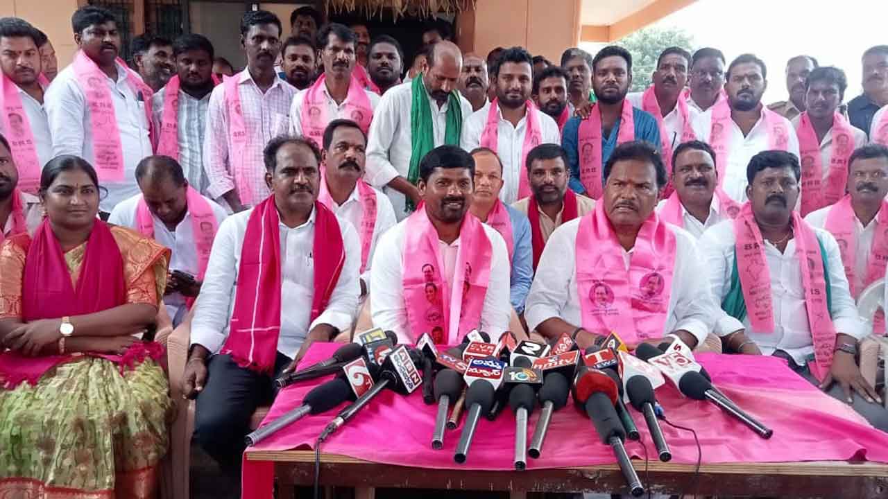 పార్టీకి కాదు.. పదవులకు రాజీనామా చేయాలి