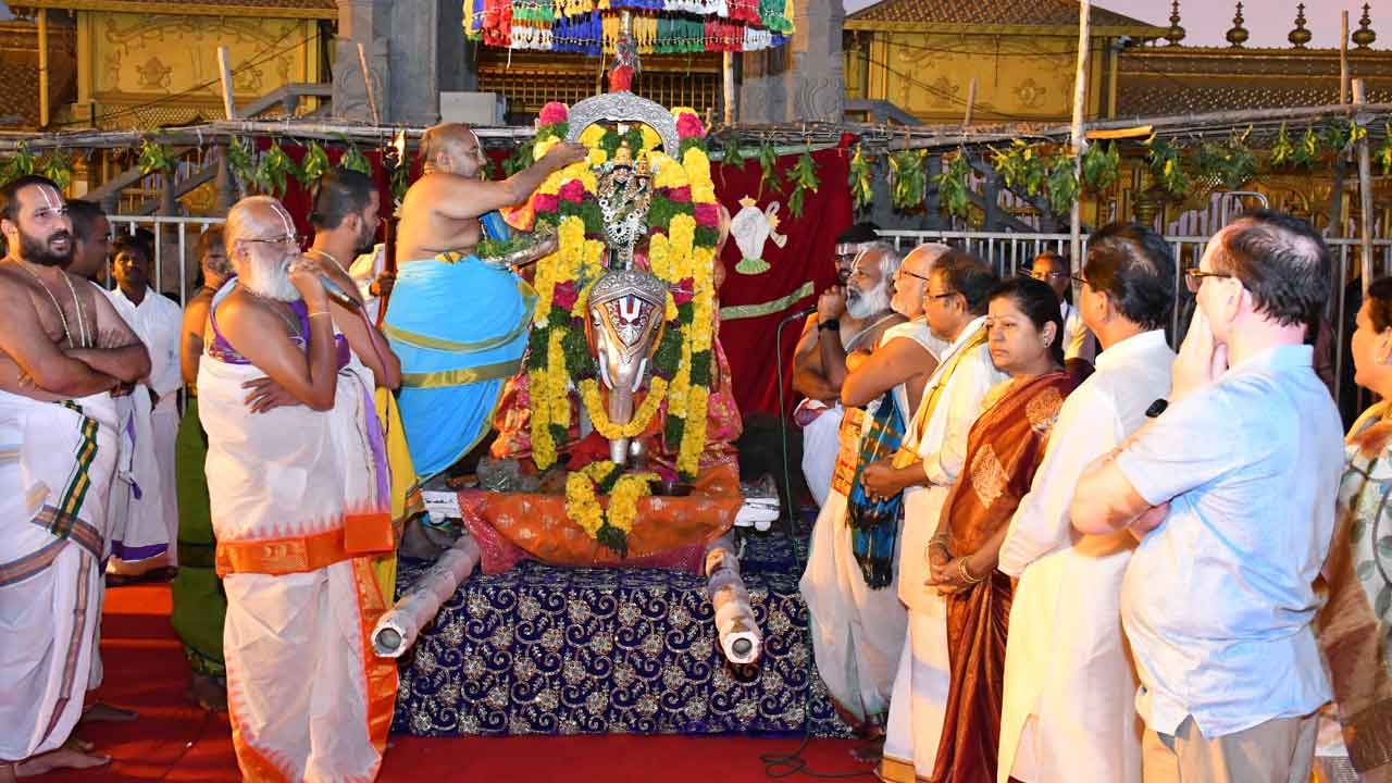 యాదగిరిగుట్టలో భక్తుల కోలాహలం