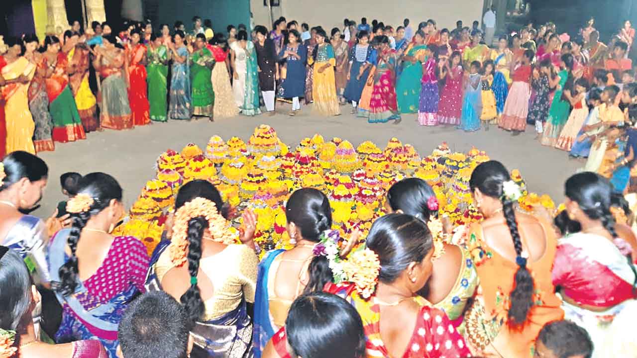 తీరొక్క పూలతో..బతుకమ్మ