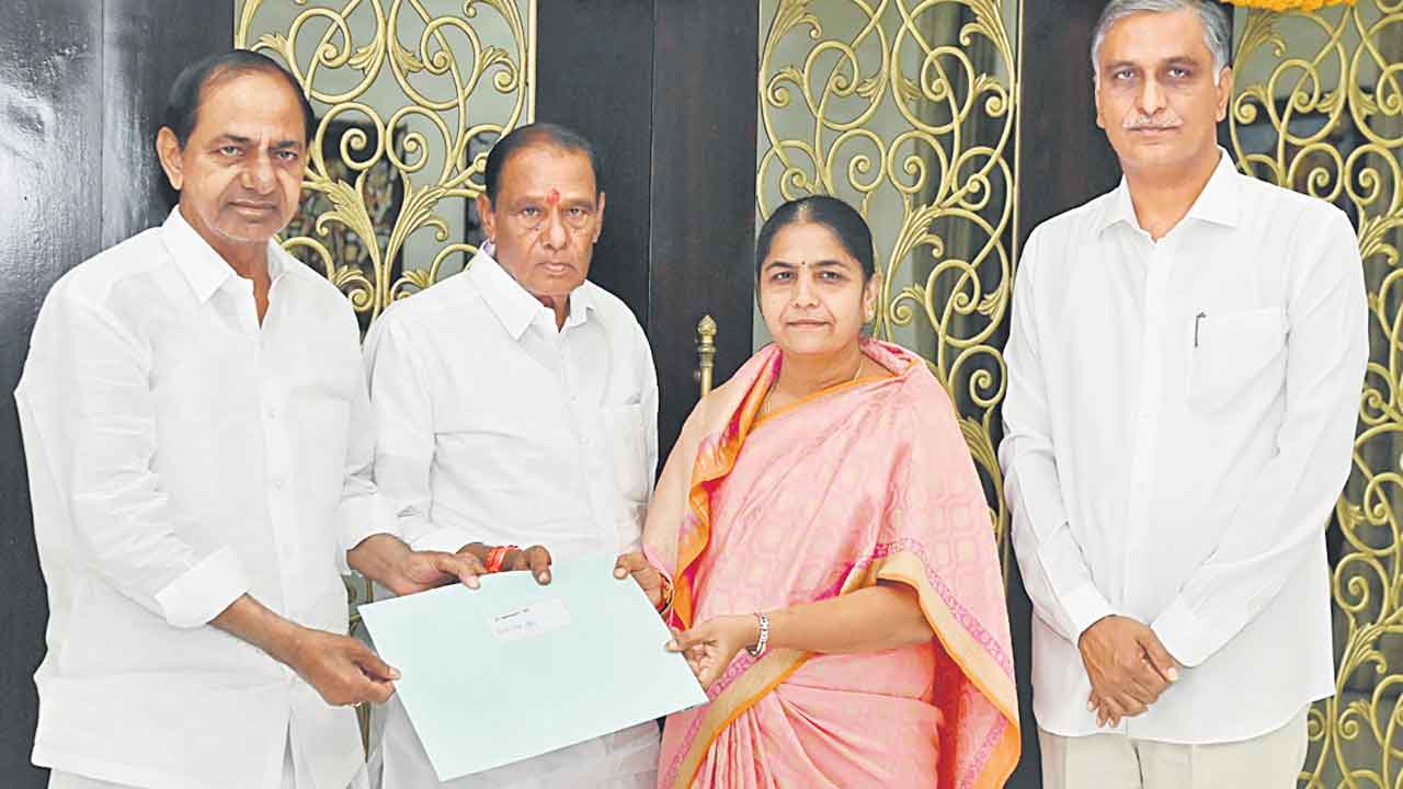 నర్సాపూర్‌ అభ్యర్థిగా సునీతకు బీఫాం