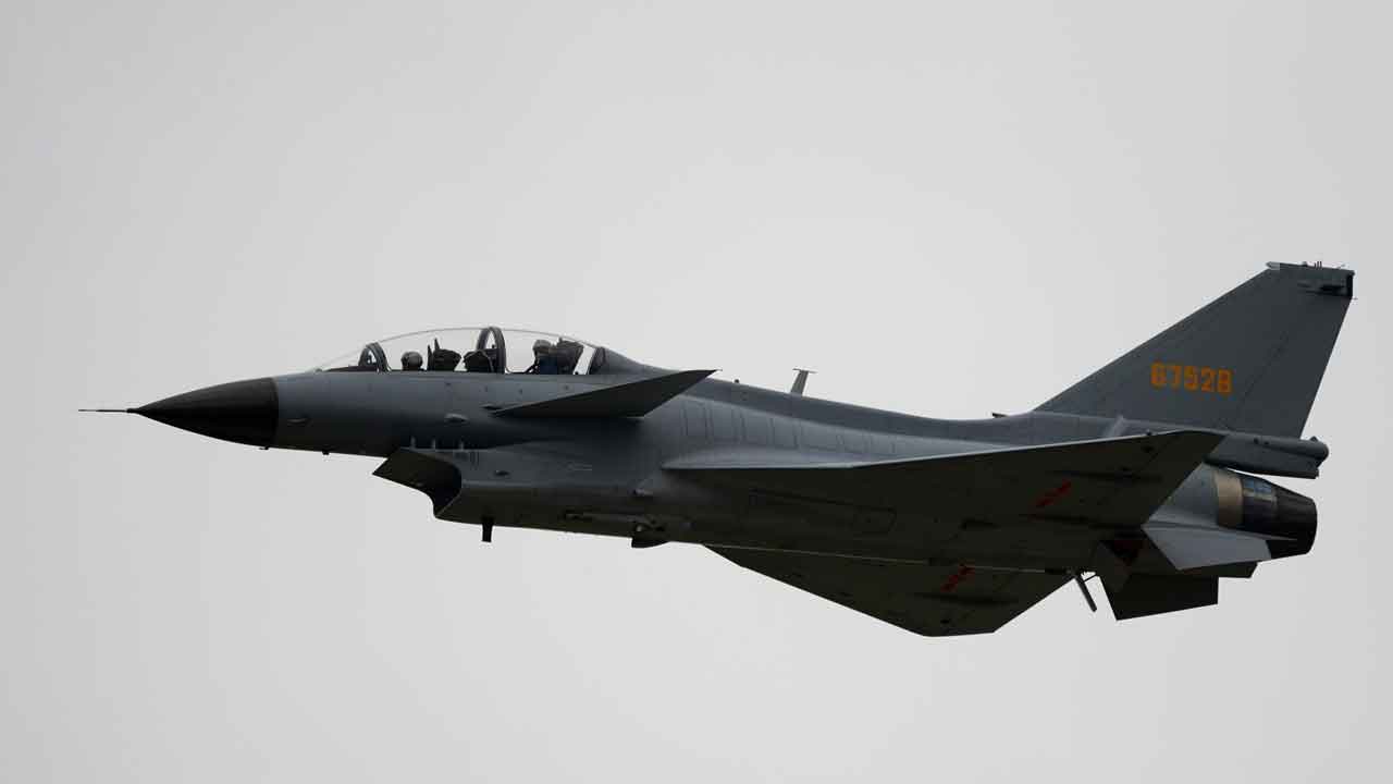 అమెరికా యుద్ధవిమానం సమీపానికి చైనా ఫైటర్‌ జెట్‌