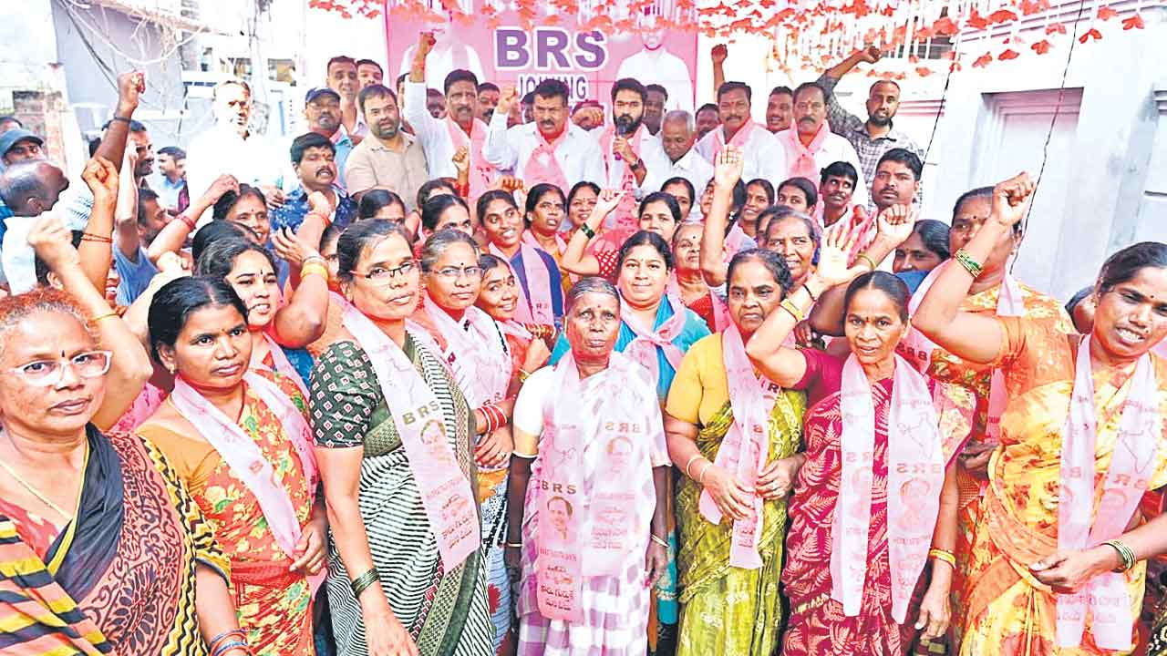 చేరికల హోరు గులాబీ జోరు