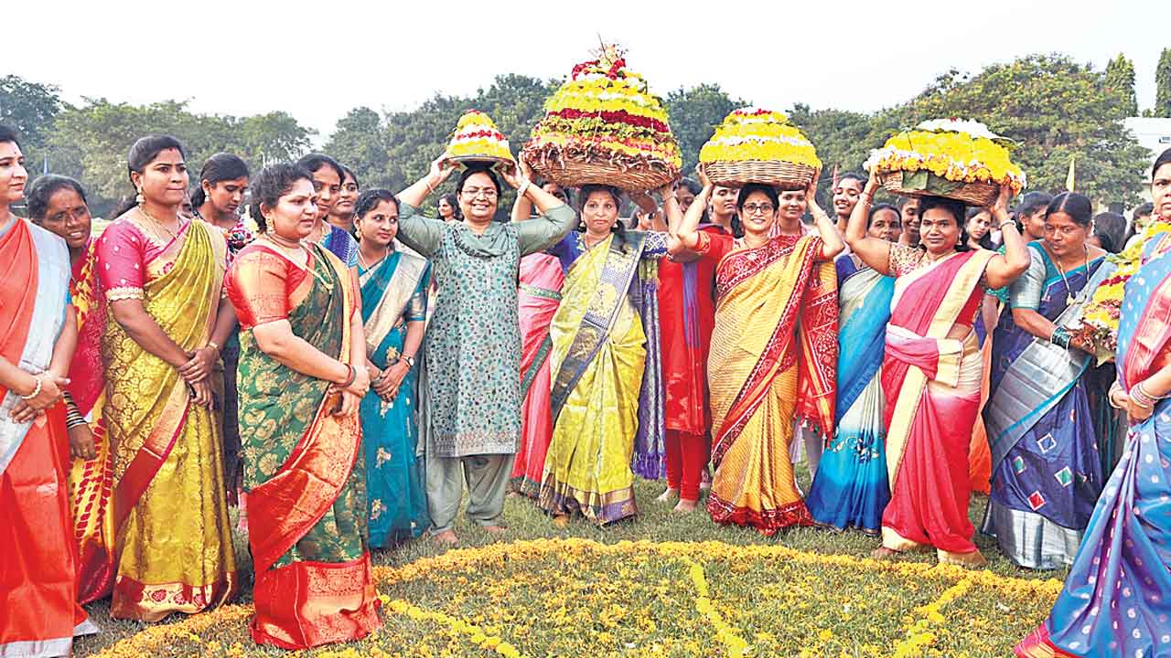 ఒక్కేసి పువ్వేసి చందమామ..