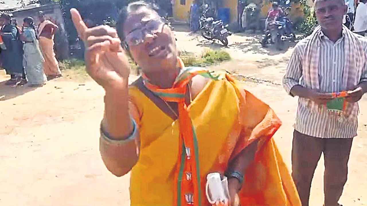 BJP MLA Raghunandan Rao | రఘునందన్‌.. మా ఊరికేం చేశావ్‌?.. దుబ్బాకలో బీజేపీ ఎమ్మెల్యేకు అడుగడుగున నిరసనలు