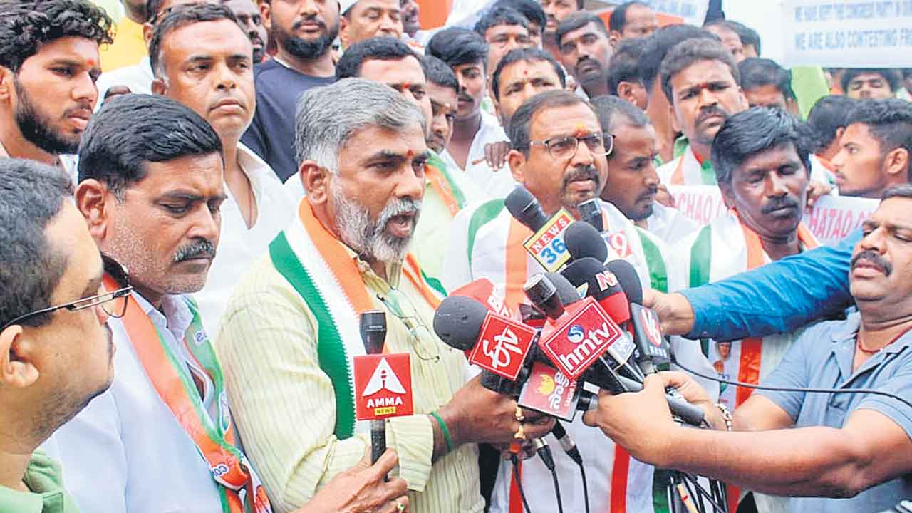 Congress | కాంగ్రెస్‌లో ముదిరిన టికెట్ల లొల్లి.. నిలిచిన బస్సు యాత్ర