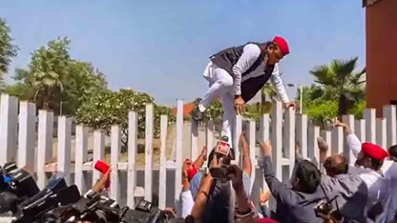 Watch: గోడ దూకిన యూపీ మాజీ సీఎం అఖిలేష్‌ యాదవ్‌.. వీడియో