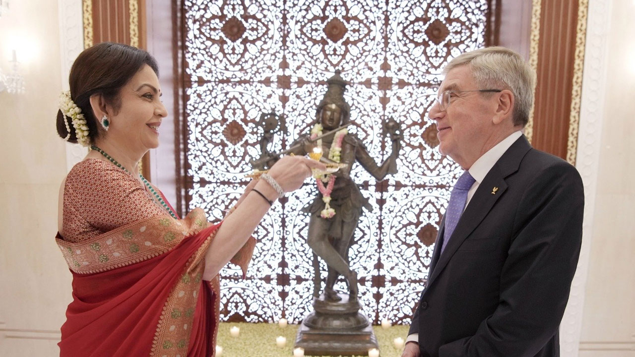 Nita Ambani | ఐఓసీ అధ్యక్షుడు థామస్‌ బాచ్‌కు హారతి పట్టిన నీతా అంబాని