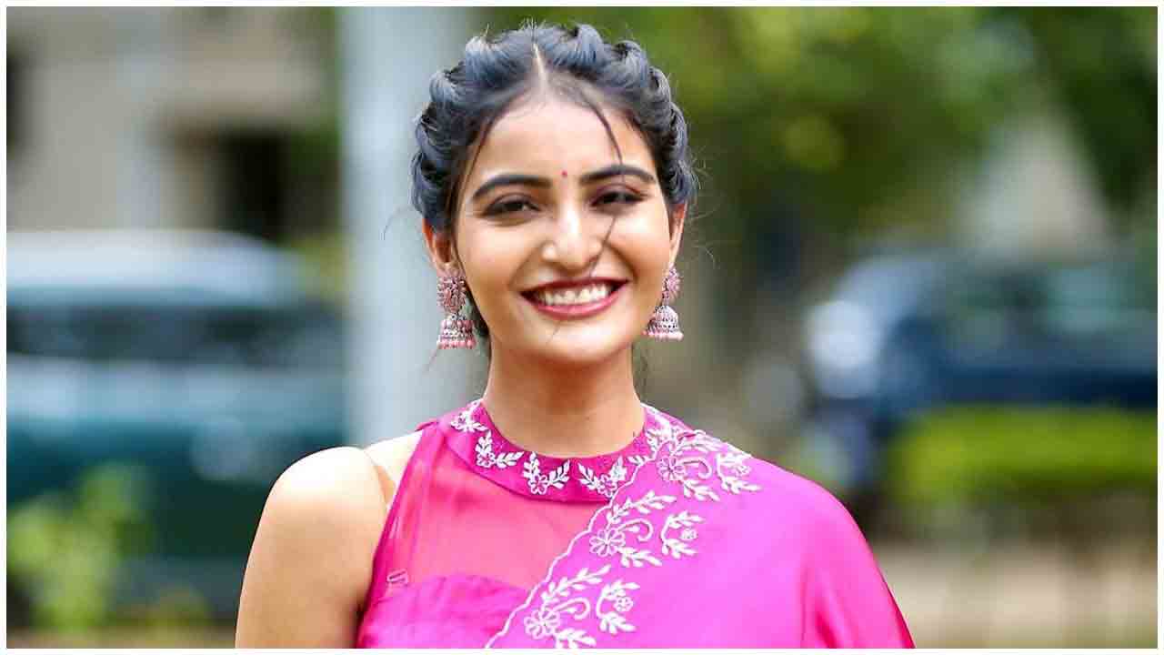 Ananya Nagalla | పింక్ చీరలో మెస్మరైజ్ చేస్తున్న అనన్య నాగళ్ల