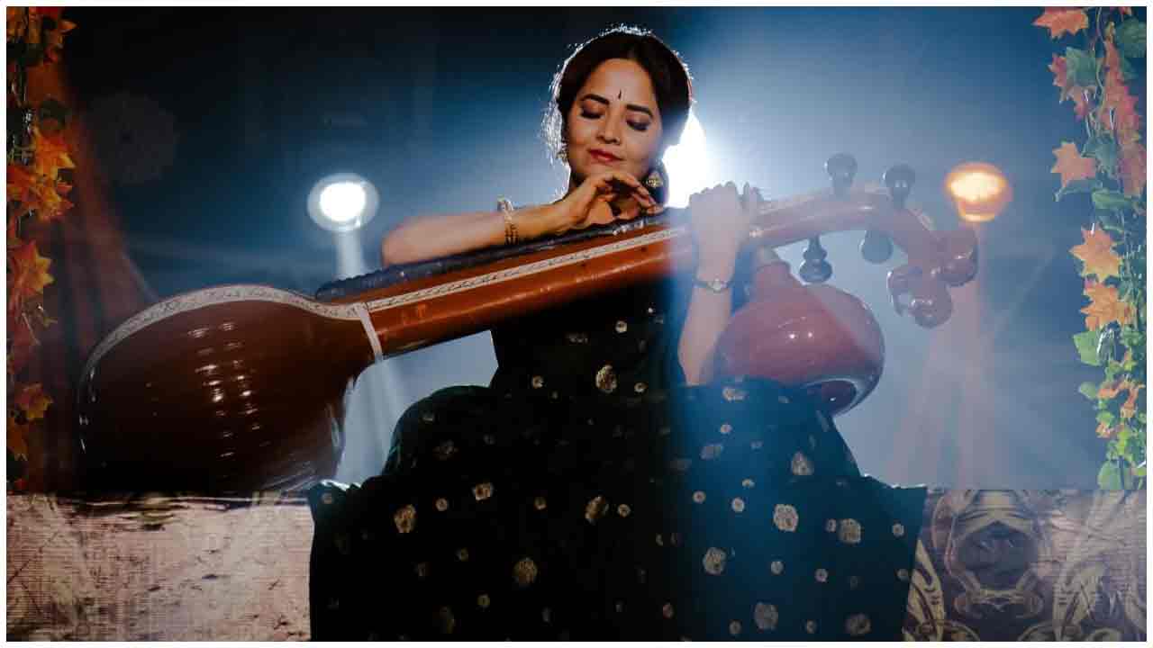 Anasuya Bharadwaj | సావిత్రిలా వీణా వాయిస్తూ అలరిస్తున్న అనసూయ భరద్వాజ్..