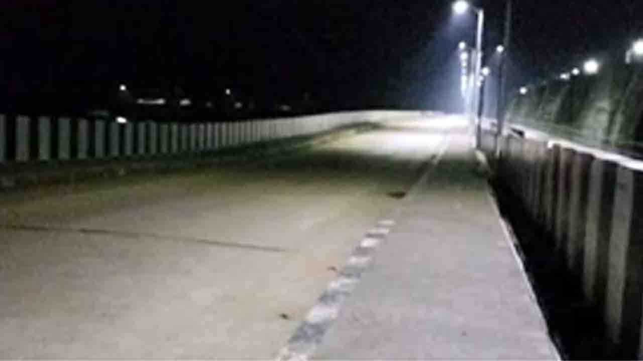 Laxmi Baraz | ల‌క్ష్మీ బ‌రాజ్ వ‌ద్ద పేలుడు.. ఆరో బ్లాక్ వద్ద కుంగిన ఫిల్ల‌ర్‌