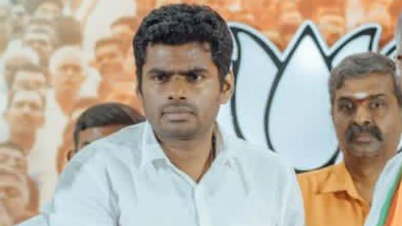 Annamalai |  వచ్చి నా పక్కన నిల్చో.. మహిళా జర్నలిస్టుతో తమిళనాడు బీజేపీ చీఫ్ అనుచిత ప్రవర్తన