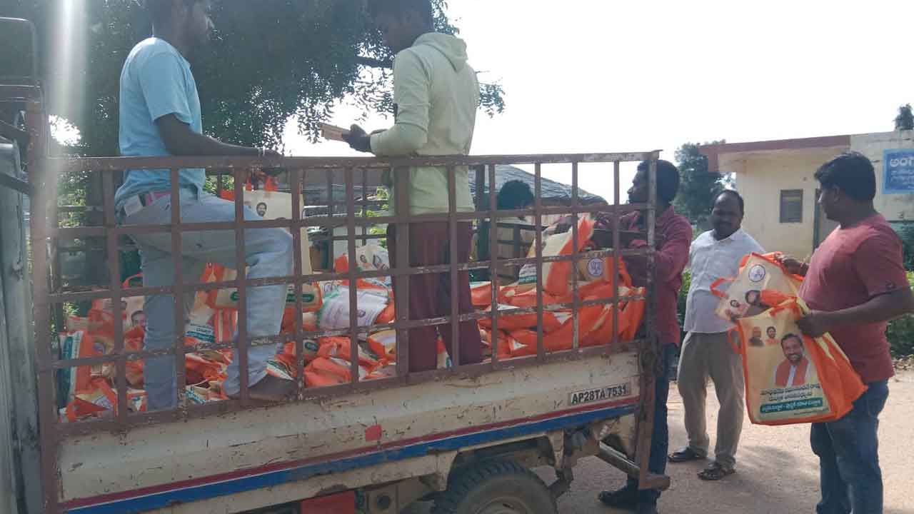BJP | బీజేపీ ఎన్నికల ప్రలోభాలు షురూ.. దుబ్బాకలో గొడుగులు, చీరలు, జ్యూట్‌బ్యాగులను పంచిన పార్టీ శ్రేణులు