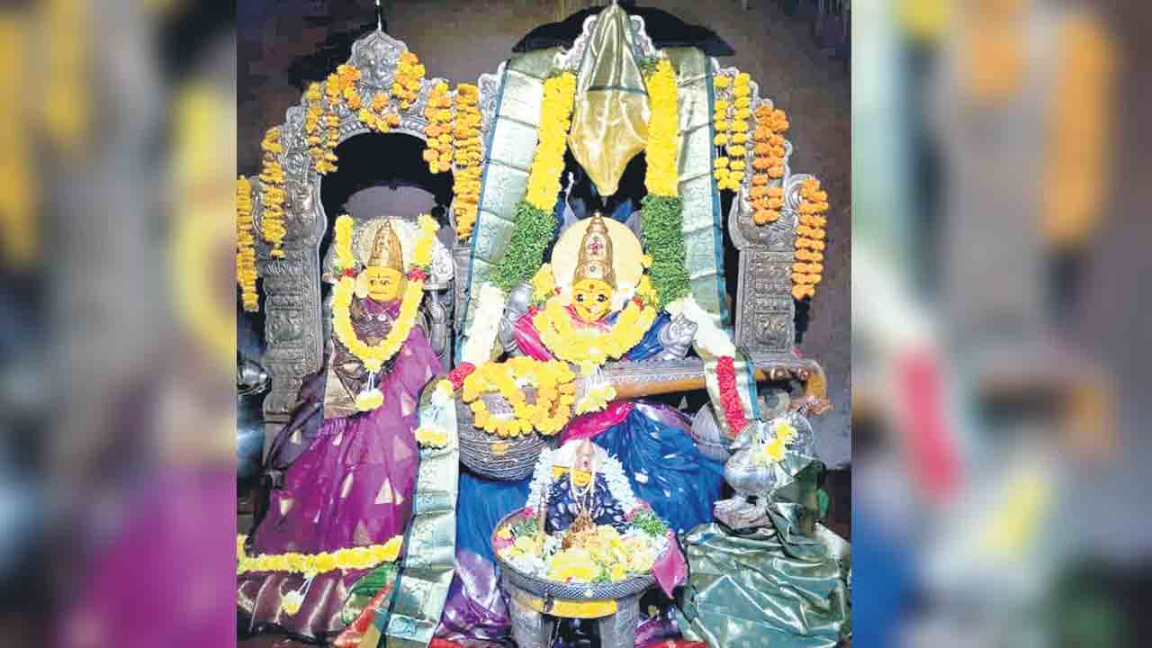 దేవీ పూజకు వేళాయే..