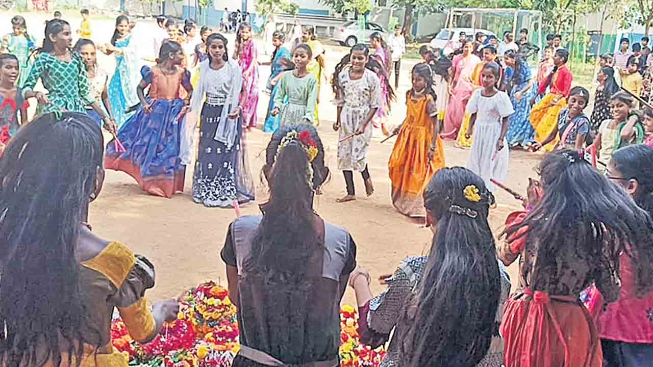 బడుల్లో బతుకమ్మ వేడుకలు