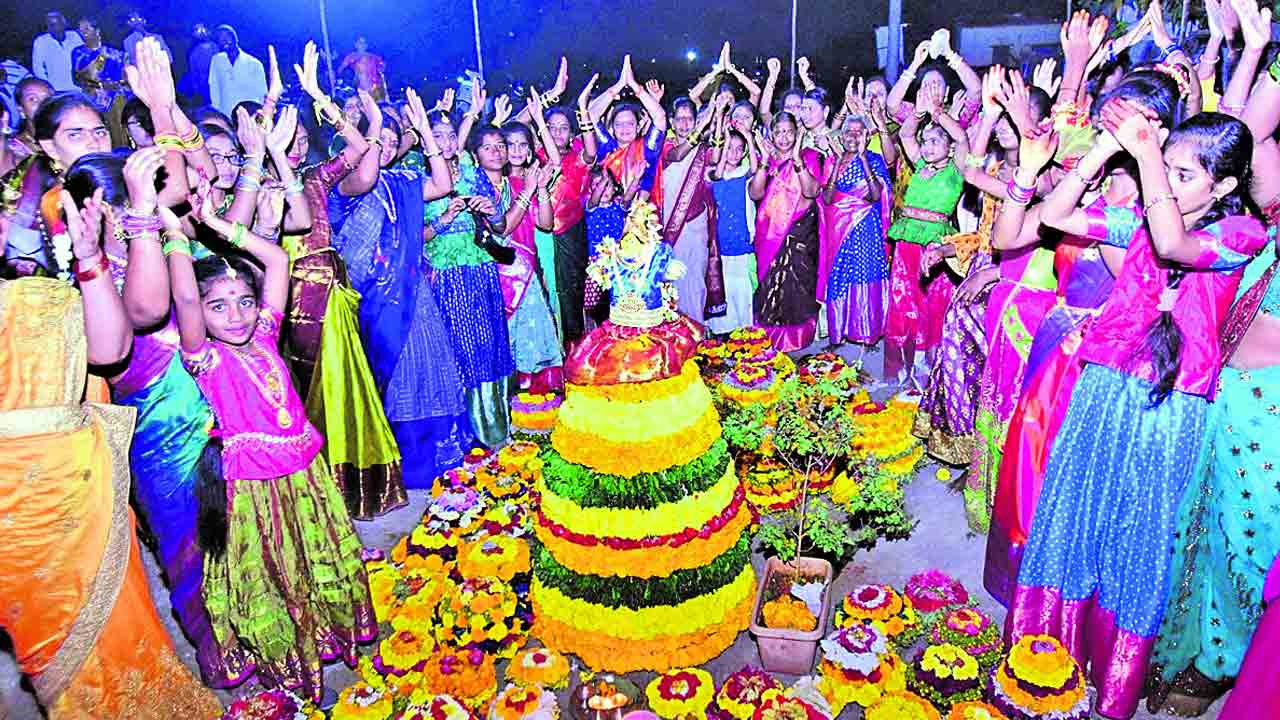 బతుకమ్మ.. బతుకమ్మ ఉయ్యాలో..