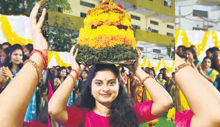 పూల ఉత్సవం..ఆడిపాడిన మహిళాలోకం