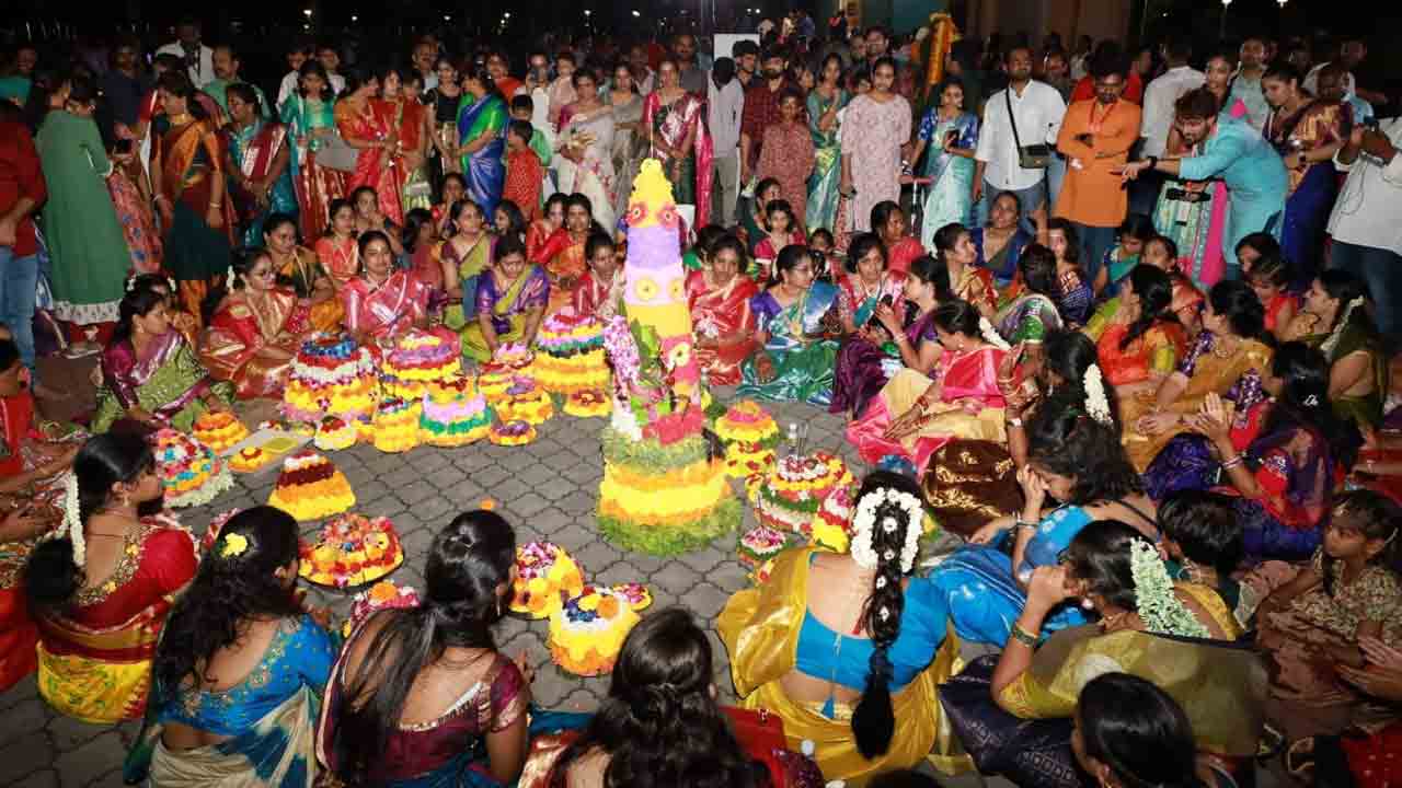 Bathukamma Sambaralu | సింగపూర్‌లో ఘనంగా బతుకమ్మ సంబరాలు.. తెలుగు సమాజం ఆధ్వర్యంలో వేడుకలు