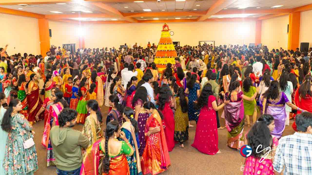 అమెరికాలోని కాన్సాస్ నగరంలో ఘనంగా బతుకమ్మ వేడుకలు