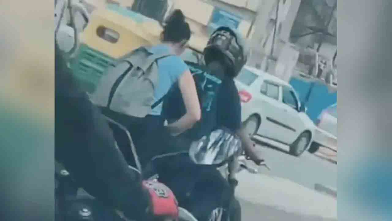 Bengaluru Traffic | సిలికాన్‌ సిటీలో ట్రాఫిక్‌ కష్టాలు.. బైక్‌పై వెళ్తూ ల్యాప్‌టాప్‌లో వర్క్‌ చేస్తున్న యువతి.. VIDEO