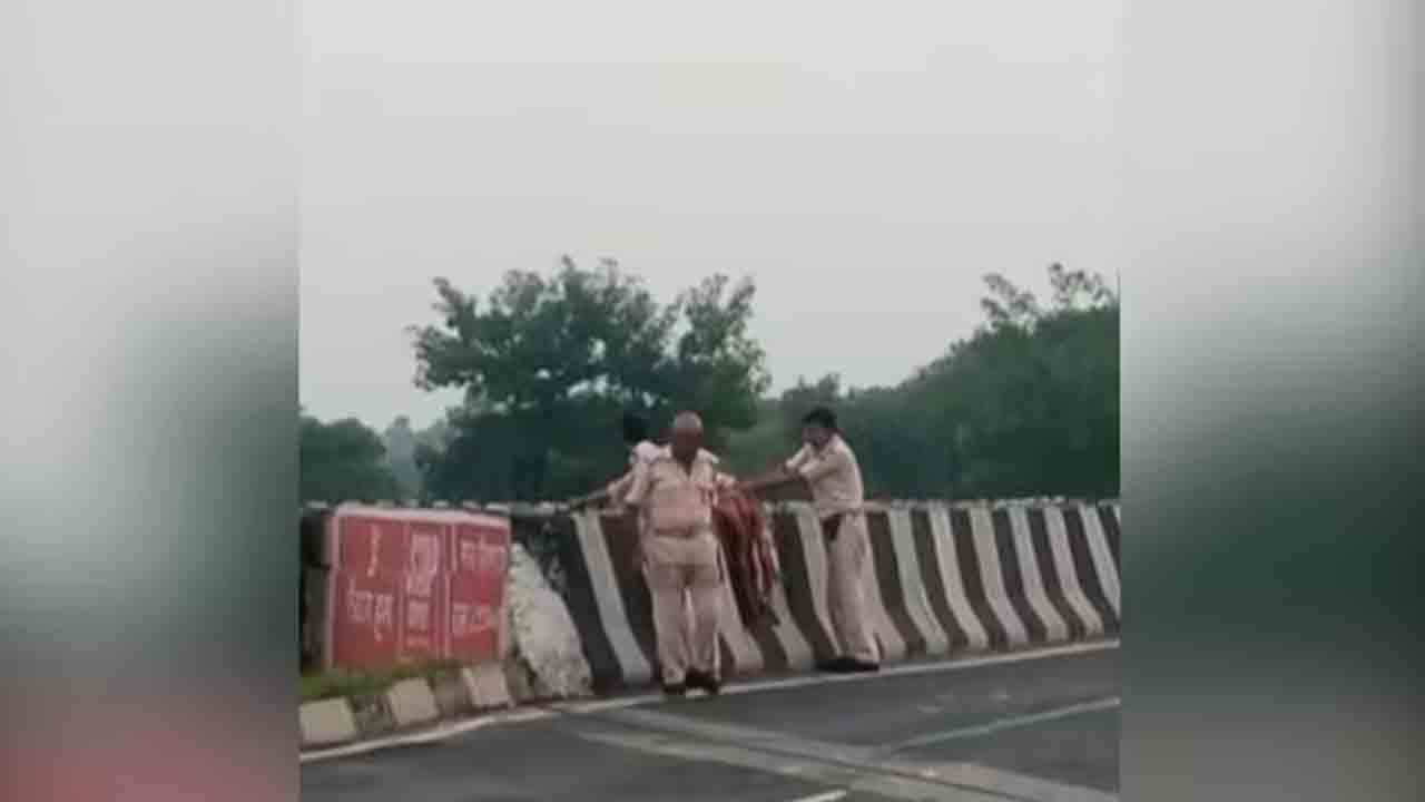 Bihar cops dumps body into canal | వ్యక్తి మృతదేహాన్ని కాలువలో పడేసిన పోలీసులు.. వీడియో వైరల్‌