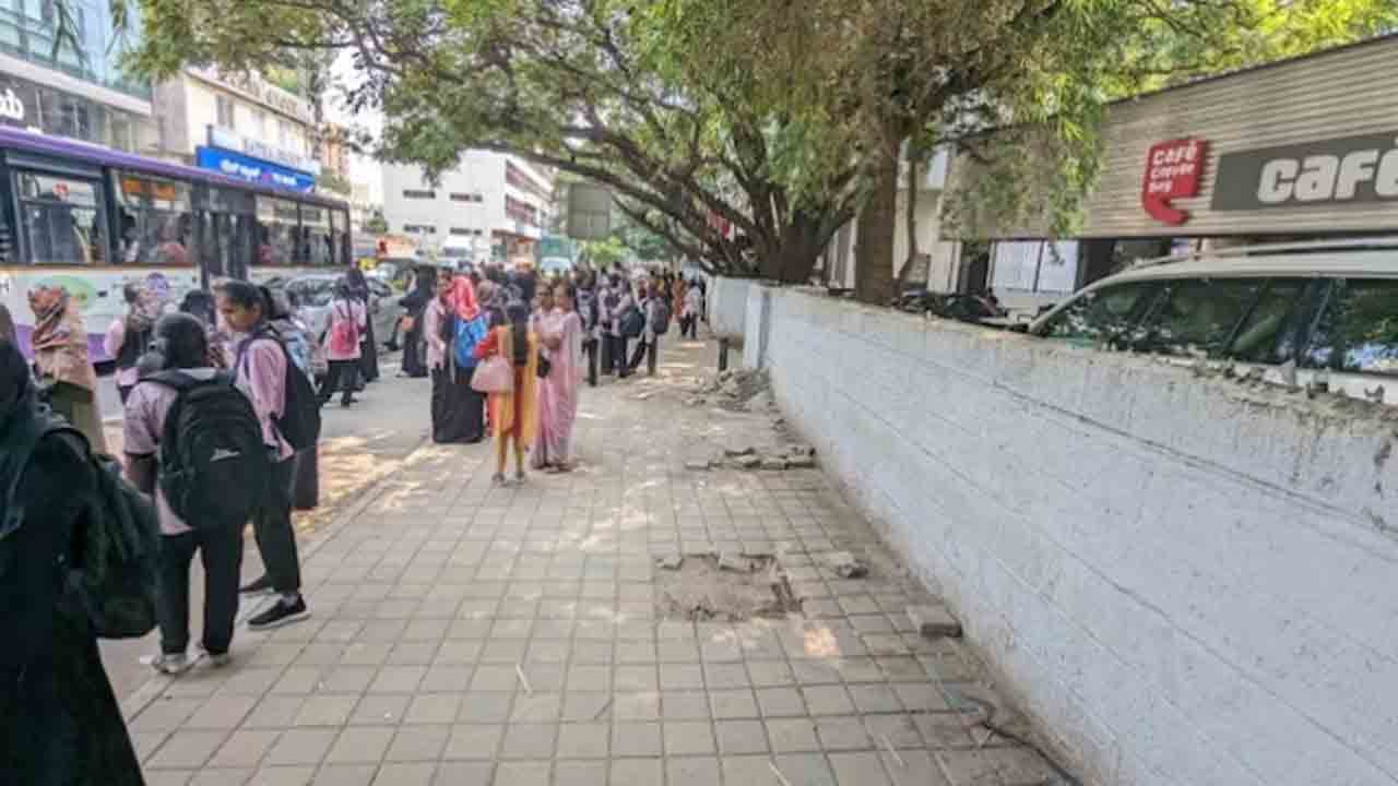 Bus stop stolen | బస్‌ స్టాప్‌ చోరీ.. అధికారి ఫిర్యాదుతో కేసు నమోదు