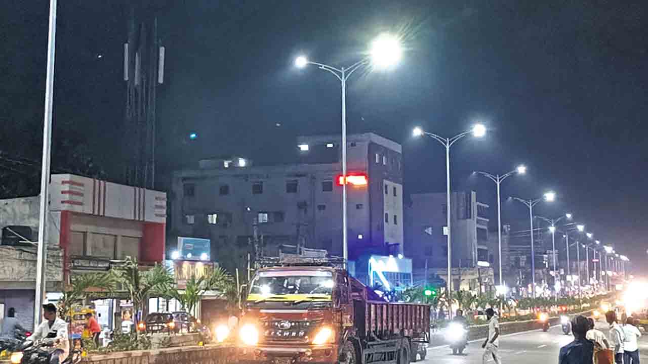 రహదారుల్లో విద్యుత్‌కాంతులు