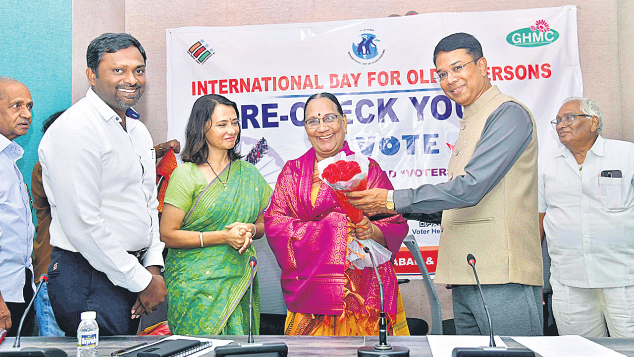 వృద్ధులకు ఇంటి వద్దనే ఓటు