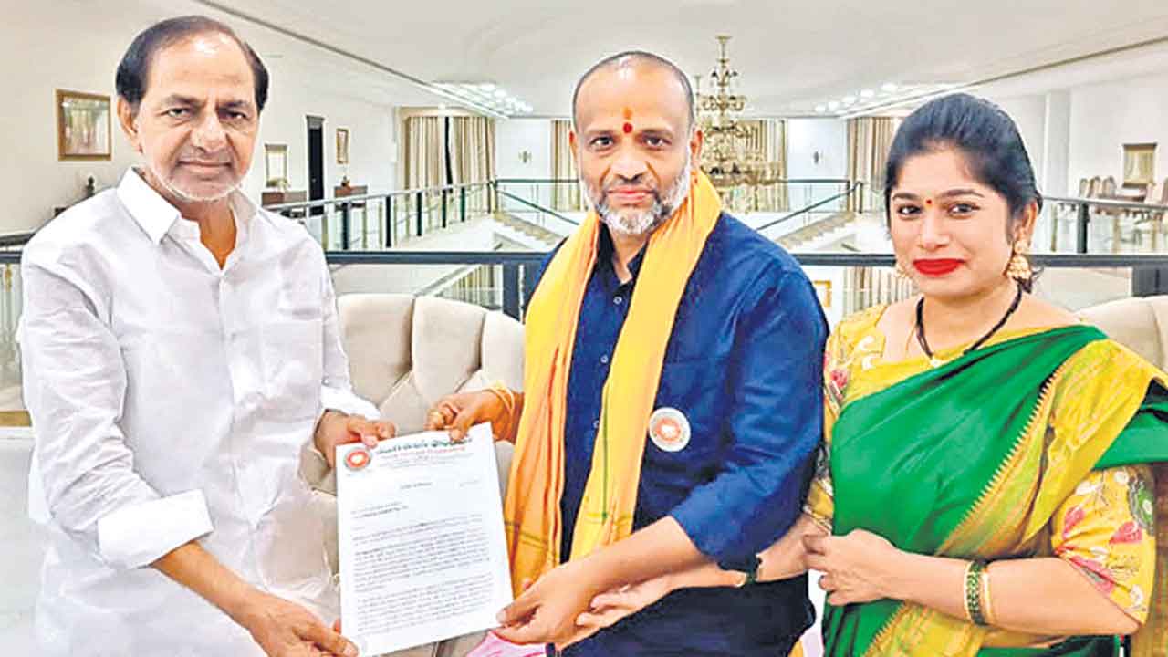 సీఎం కేసీఆర్‌ను కలిసిన చైర్మన్ కే శివకుమార్,కే శైలజ దంపతులు