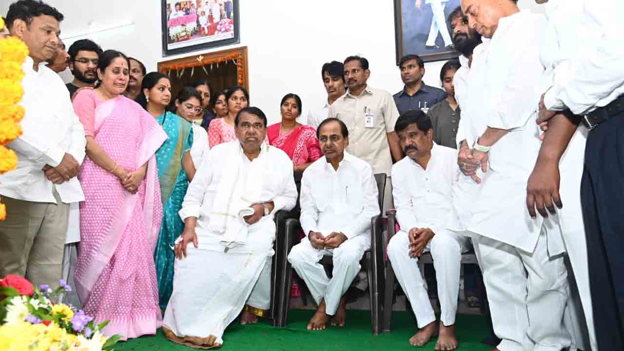 CM KCR | మంత్రి వేముల మాతృమూర్తి మంజులమ్మ భౌతిక కాయానికి సీఎం కేసీఆర్‌ నివాళులు