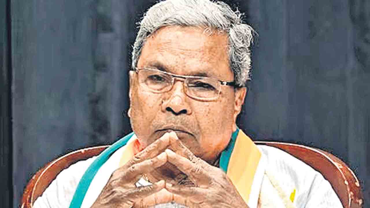 Siddaramaiah | ముఖ్యమంత్రిగారు మాకు 2 వేలు రాలేదు.. కర్ణాటక సీఎం సిద్దరామయ్యను నిలదీసిన మహిళలు