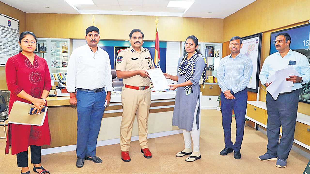 పోగొట్టుకున్నోళ్లకు తిరిగి ఇచ్చేస్తున్నారు